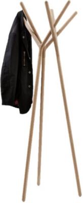 Game of Trust Garderobenständer von Miniforms aus hellem Holz mit hängender Jacke. Moderner Kleiderständer für Flur und Diele.